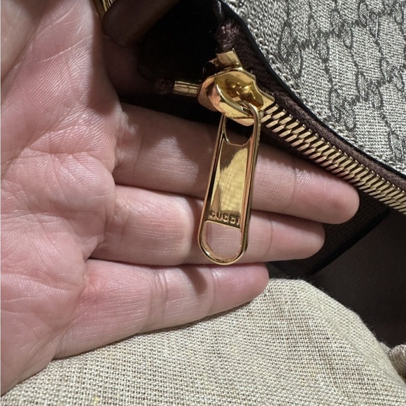 GUCCI SMALL MESSENGER ZIP BAG - Picture 8 of 12